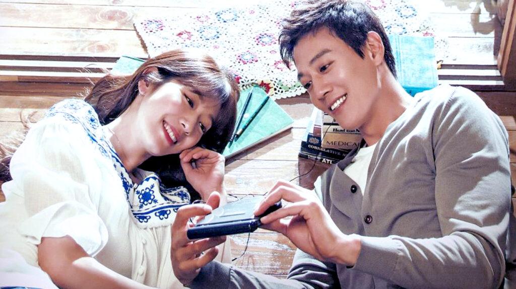 Yoo Hye-Jung played by Park Shin-Hye and Hong Ji-Hong played by actor Kim Rae-won
